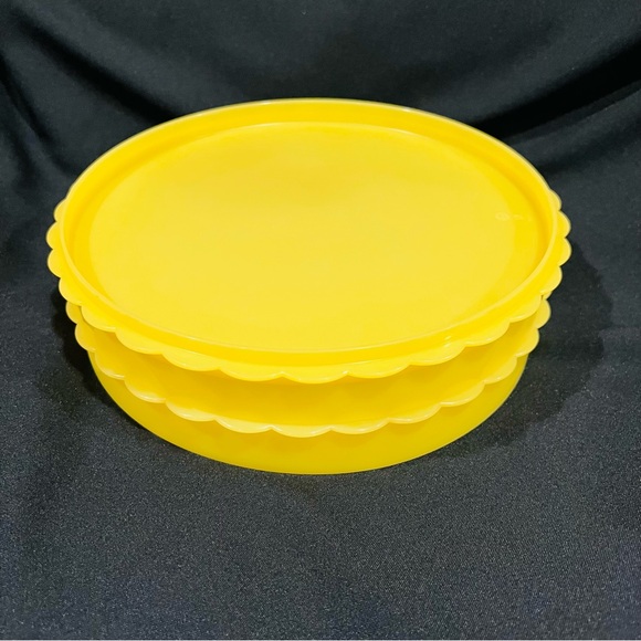 NEW! - Tupperware Round Cake Taker with FREE Pie Stackable (LAST one) - Picture 2 of 16